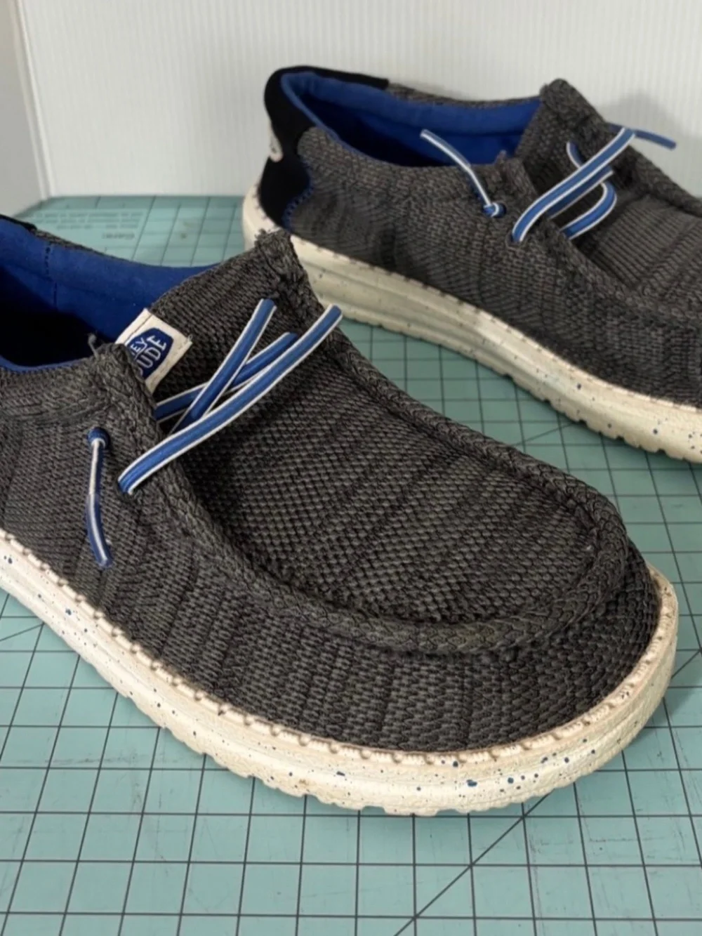Hey Dude Shoes Youth 2 Wally Sox Loafers Sneakers Sharkskin Gray Fabric size YT6